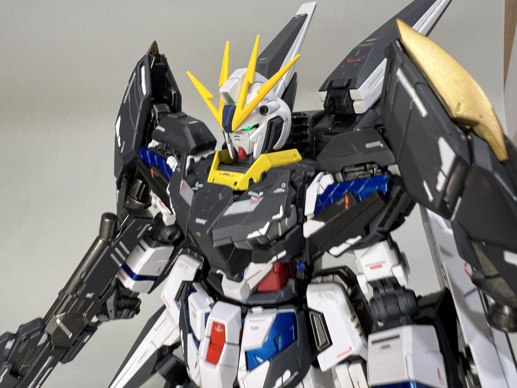 肩部パーツは前面部がサイコフレーム剥き出しすぎるなと感じたのでサイコフレームを半分装甲で隠してあまり露出させすぎないようにしました。そうするとサイコフレームの青が差し色みたいになって良いかなとも思ってます。&nbsp;胸部にも装甲を追加。装甲自体はユニコーンガンダムのコクピットカバー部に腰部のカバーをくっつけてみました。ダクトカバーの上半分隠すことでナラティブガンダムのファンパーツ剥き出し感を消したかったのです。&nbsp;また上腕と太ももにはユニコーンガンダムのパーツを流用しています。サイコフレームの関係で比較的大きさもバランスよく、違和感なくそのまま使えたなと思っています。&nbsp;また目の奥にはLEDを仕込み目元を光らせてます。目の緑色がはっきり映るとやはりカッコよく感じます。