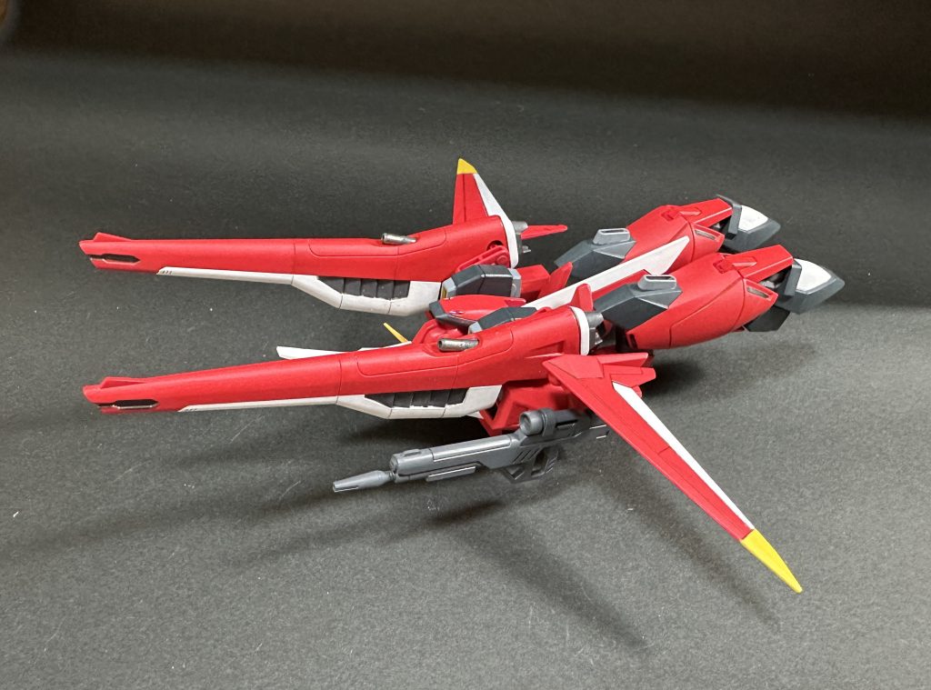 SEED系では変形後がいちばん好きな機体かもしれません。最近ではSEEDっぽいレッドがたくさん既成色で発売されていて、選べる喜びをかみしめて塗りました。