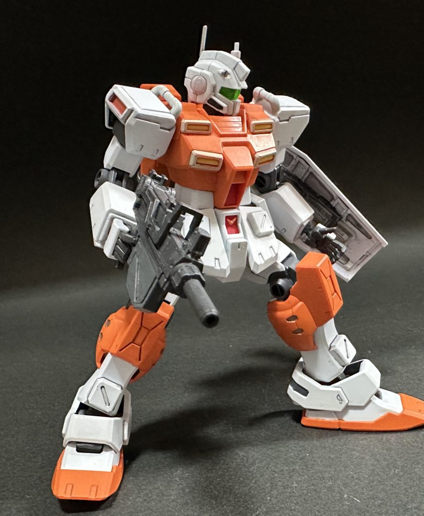 バズーカのイメージが強いですが、ちょっと重ためのマシンガンも似合うんじゃないかなと思って持たせてみました。