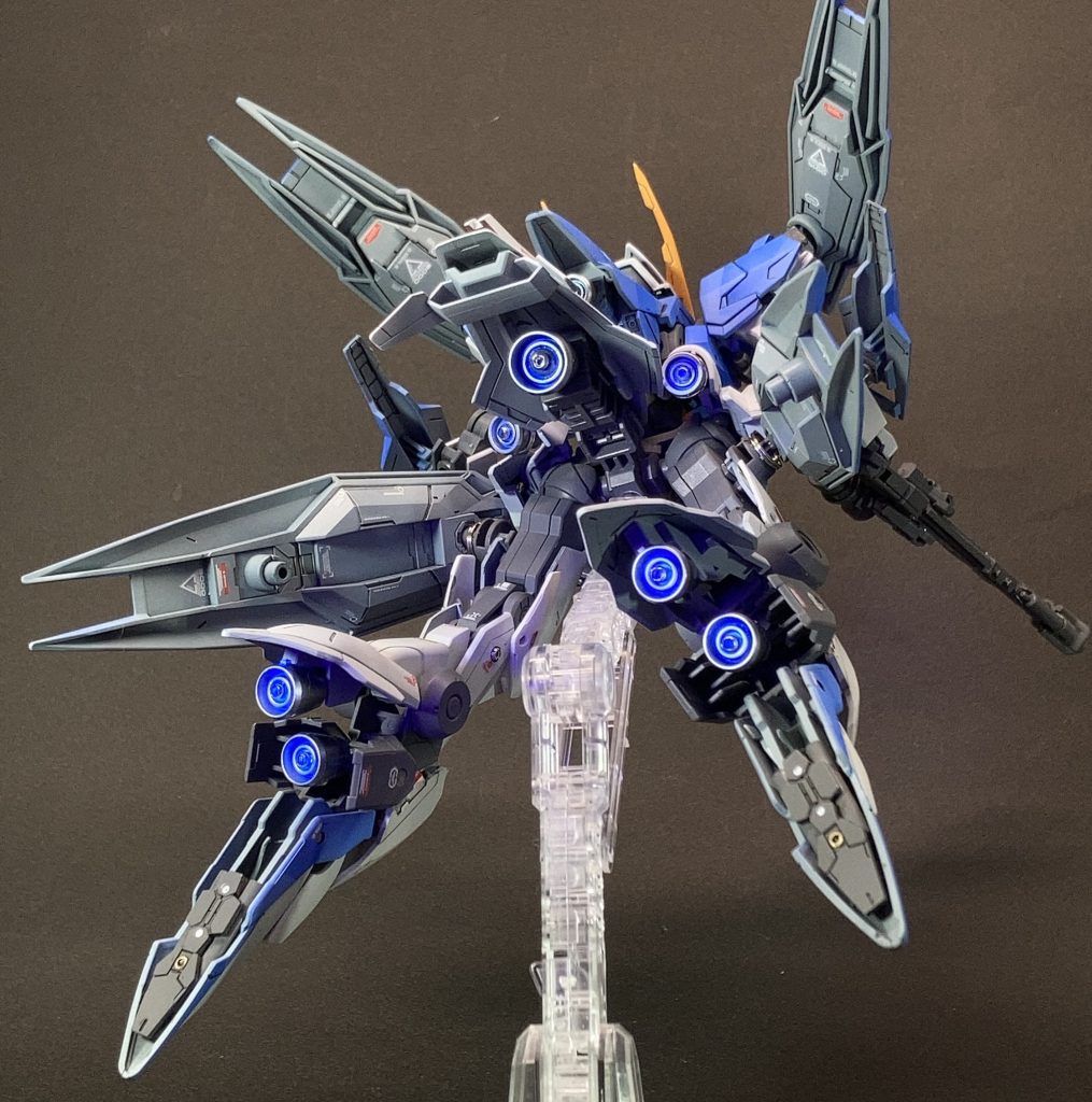 リアビューです。キットのバーニアは奥行きがなくて内側が平面的なものだったので、今回、つぶし玉を使って立体感をねらいました。また、バーニアには蛍光ブルーを吹きました。