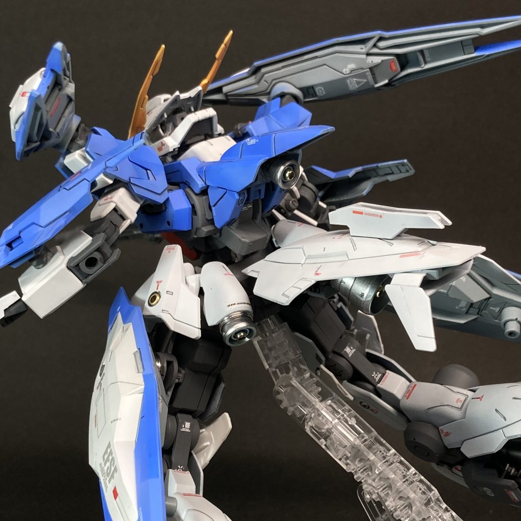 リアスカートの上側中央にあるのは、オプションを接続するためのレールですが・・・。