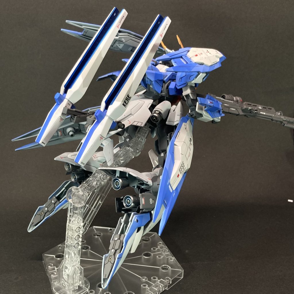 ファンネルユニット装着状態。ちょっと強そうでいいですね~。大型ビームキャノンとか、マイクロミサイルランチャーとか、いろいろ考えてはみたのですが、やっぱりガンダムにはファンネル!っていうことで。