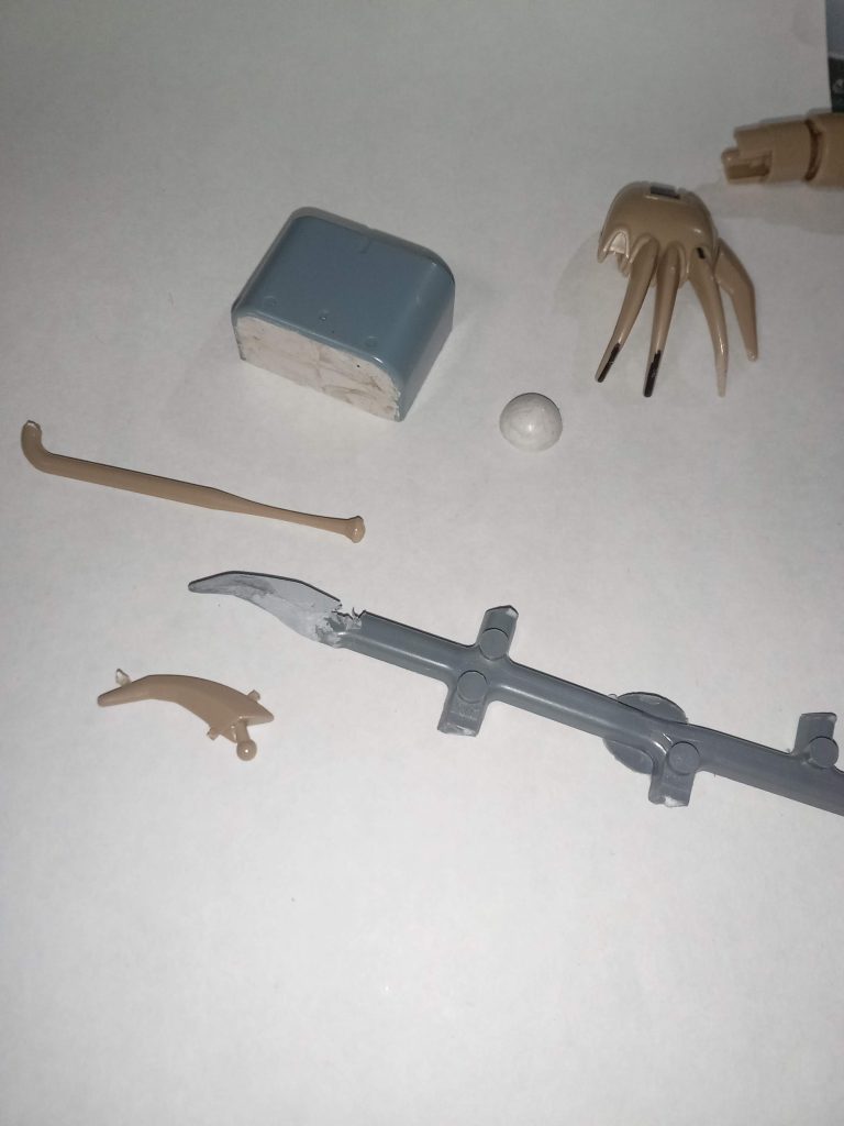 ABS伸ばしランナーと、柔らか目のプラランナーから削り出しで可動も確保しましたが、角度と爪全体のアールはちょっとしくじってます。