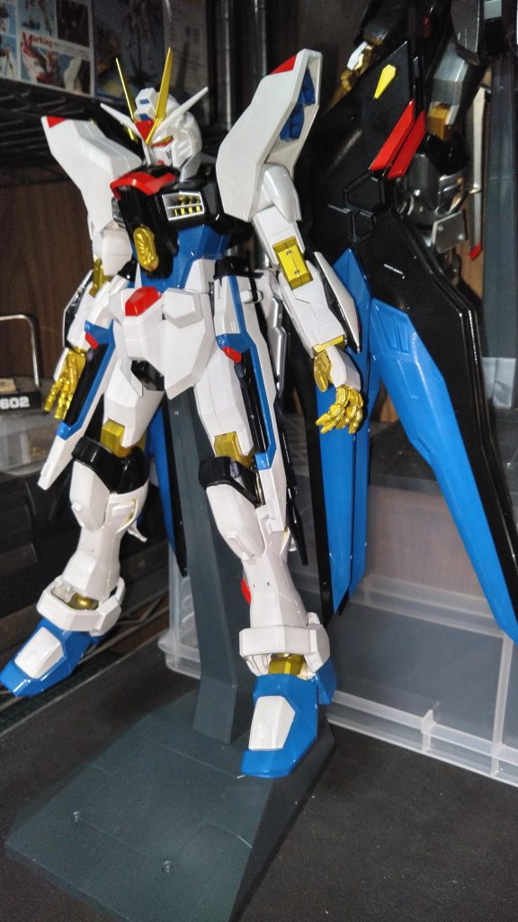 塗装にこだわって白色の部分はパール塗装後、上塗りでクリア塗装しました。写真ではわかりにくいですが実物にライト当てると照り返ししますし、近くでみると周りの物が写りこむ感じです。