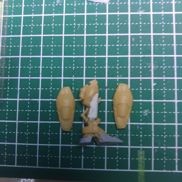 ウイングガンダムの足を改造開始（2枚目）