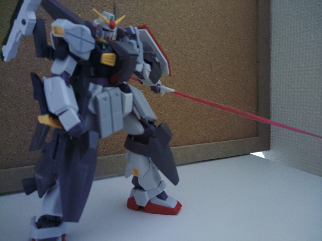 ・強化ビームサーベルビーム砲とは逆の位置にマウントされた格闘装備。アイドリングリミッターにより火力と省エネ性を両立している、