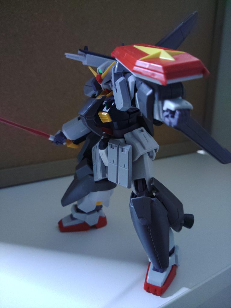 ・腕部グレネードランチャー左腕の増加装備。二発×三セットの計六発の実体弾。威力は高いが弾速はないため当てるには工夫が必要。・予備サーベル右腕のマウントラッチに装備。バッテリ式で稼働時間は短いが、機体側のパワーに依存せず使用できる。・バリアブルシールド装甲材がスライド展開し、適宜サイズを変更できる耐ビームシールド。