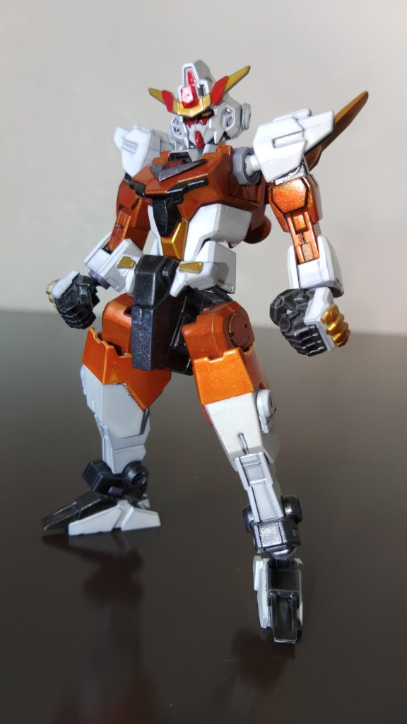 「シンフォニックガンダム改(モデル立花響)」シンフォニックガンダムシリーズの3番機。かつての戦いで絶唱(自爆)を使用したシンフォニックガンダムの残骸を元に再構成された機体。歴戦の戦いにより各パーツが改修されている。スマホゲーム版「戦姫絶唱シンフォギアXD」のオリジナルキャラである立花響のアナザーバージョンを元に製作してます。