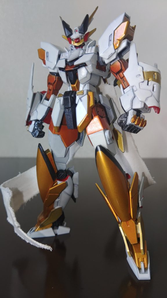 「独槍　ガンダム・ガングニール　アナザー」長い二本のマフラーと口元を隠すようなパーツに白と黄色のカラーリングが特徴な機体。荒々しい戦闘スタイルと確実に標的を破壊することに特化した調整をされている。