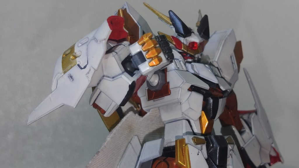 撃槍ガングニールは誰とでも手を繋げるるように大きい手にしてましたが独槍ガングニールは相手を確実に仕留められるように殴られたら痛そうな拳にしています。RGエヴァンゲリオンを制作時に大量に余った拳パーツを使用しました。