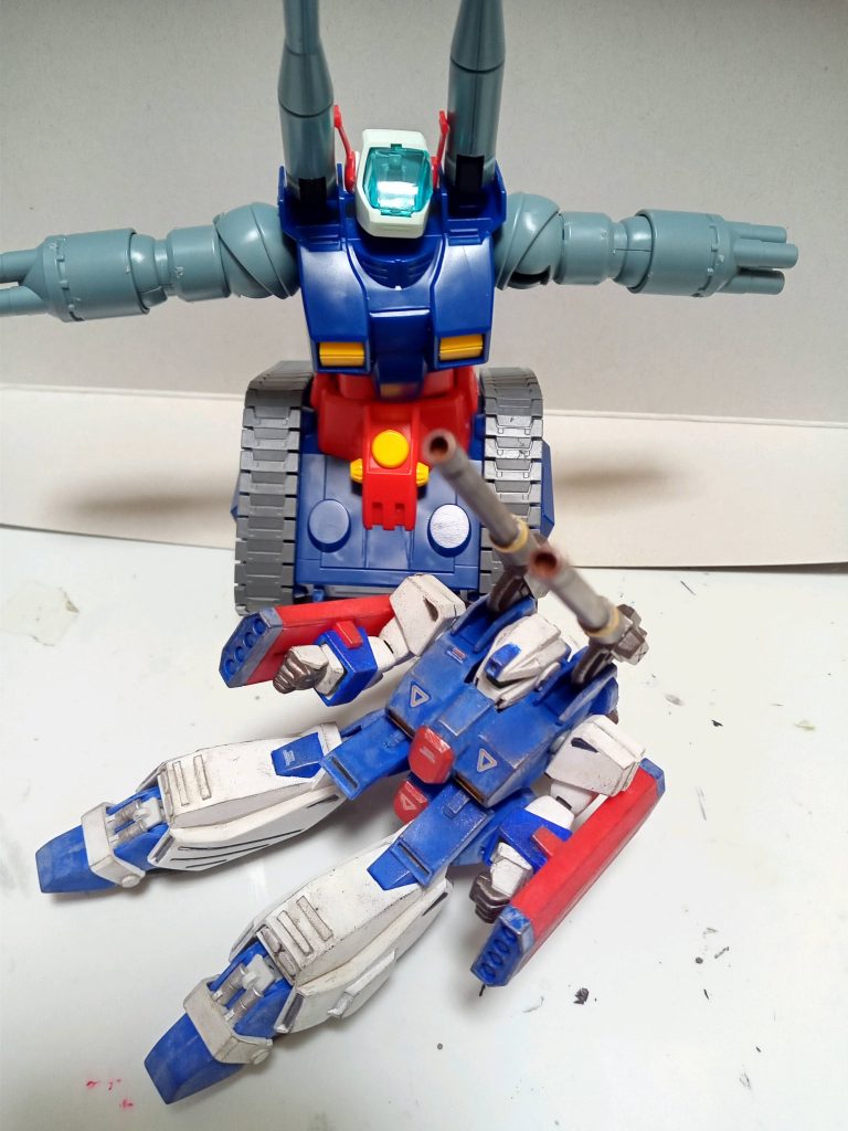 名前は似れど見た目は全く系統が異なる気がします。ガンタンクR44って本編ではちょい役で終わってしまうので、もっと出自なんか深く掘り下げて欲しいですね。見た目はかなり好きです。&nbsp;と言うわけで今年もマイペースに変なことして楽しめれば幸いです(zaku-kao8)