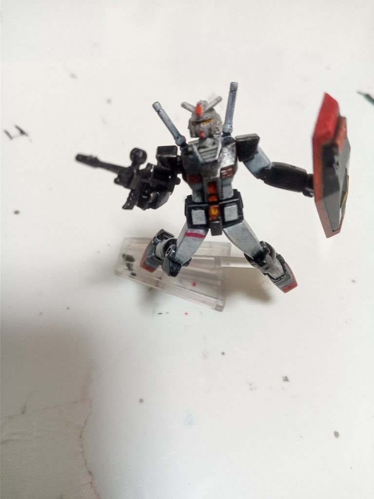 普通に塗っても面白くないかなぁと思いプロトタイプガンダム風に塗ってみましたがこの大きさの物を塗るのはちょっと苦行でした(笑)