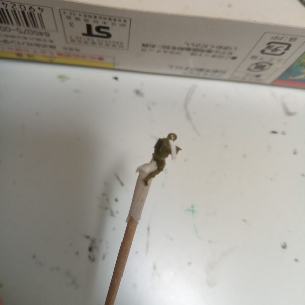 GUNSTA内には野生の凄腕モデラーさんがわんさかいますが、100均で売られているジオラマ軍人を改造してモビルスーツにしている変態の方々がおります（ 褒め言葉です）ザンジバルの添え物にちょうど良さそうと思ったので手持ちの軍人さん試しに弄ってみましたが…&nbsp;これは無理だぁ〜。スマホのカメラでさえなんだかよくわからないレベルの大きさで弄ってやろうと思った自分が馬鹿でした(zaku-kao9)なんとか塗りで誤魔化して添え物にできないかしら(zaku-kao8)（2枚目）