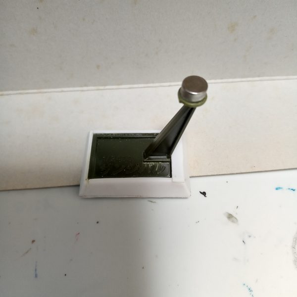 あまりペタペタしすぎても何だかわからなくなりそうなんで、こんなもんですかね。そろそろ塗りたいけど、まだどんな色にするか迷い中です。それと台座はマグネット式にします(zaku-kao8)ところでブースターはどうしよう？着脱式にしたいけど難しいなぁ(zaku-kao4)（2枚目）