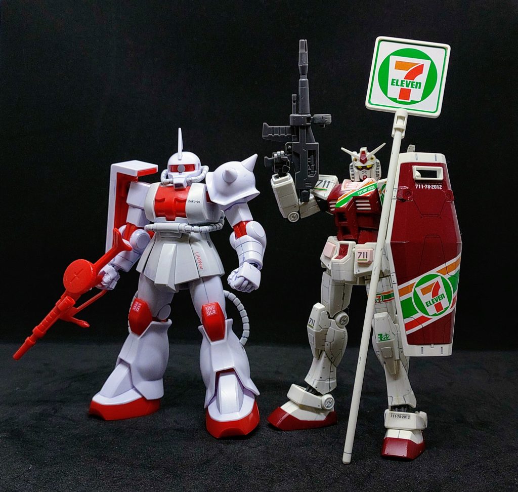 昔作成したセブンイレブンカラーのガンダムと並べて1枚コラボ系のガンプラは作っていると色々なマーキングを楽しめるので良きですね。