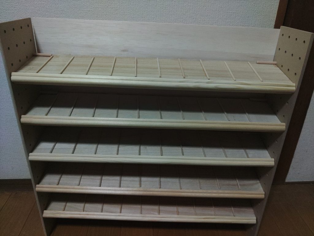 作品名：自作塗料棚<p>市販の塗料棚は高価なのでセリア（百均）で材料を揃えて自作してみました。1000円くらい。中々よいかも。 古いタイプのMrカラーの瓶（ツマミがあるタイプ）は高さがあるので収まりませんでした。</p>
