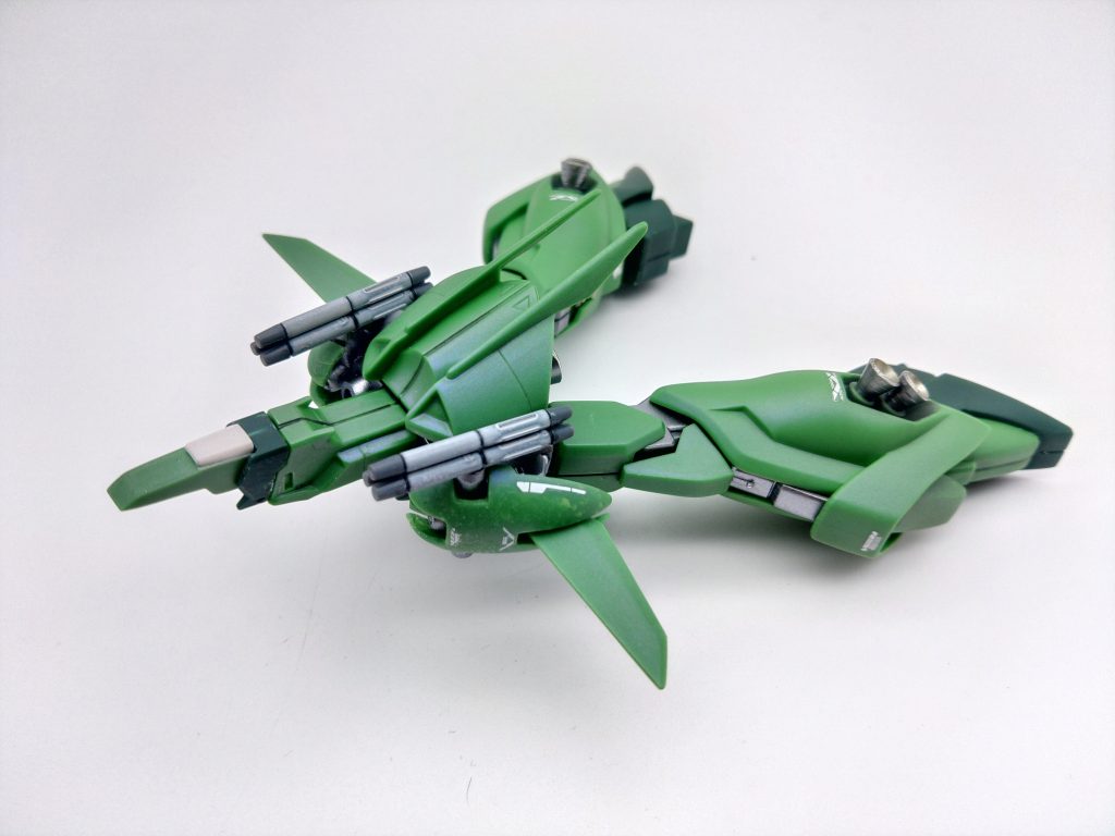 モビルスーツ形態では絶対分からないノーマル機との最大の変更点、袖付きバウナッターの有人機首を作成しました。接続はネオジム磁石ですが、取り外してナッターの先端部に収容できます。今作最大のウリなのですが、モビルスーツ形態では全く分からないのです。とはいえ、袖付きバウ好きなら確実に伝わると信じて作成しました。0088年代バウよりも兵器っぼくてボクはお気に入りです。