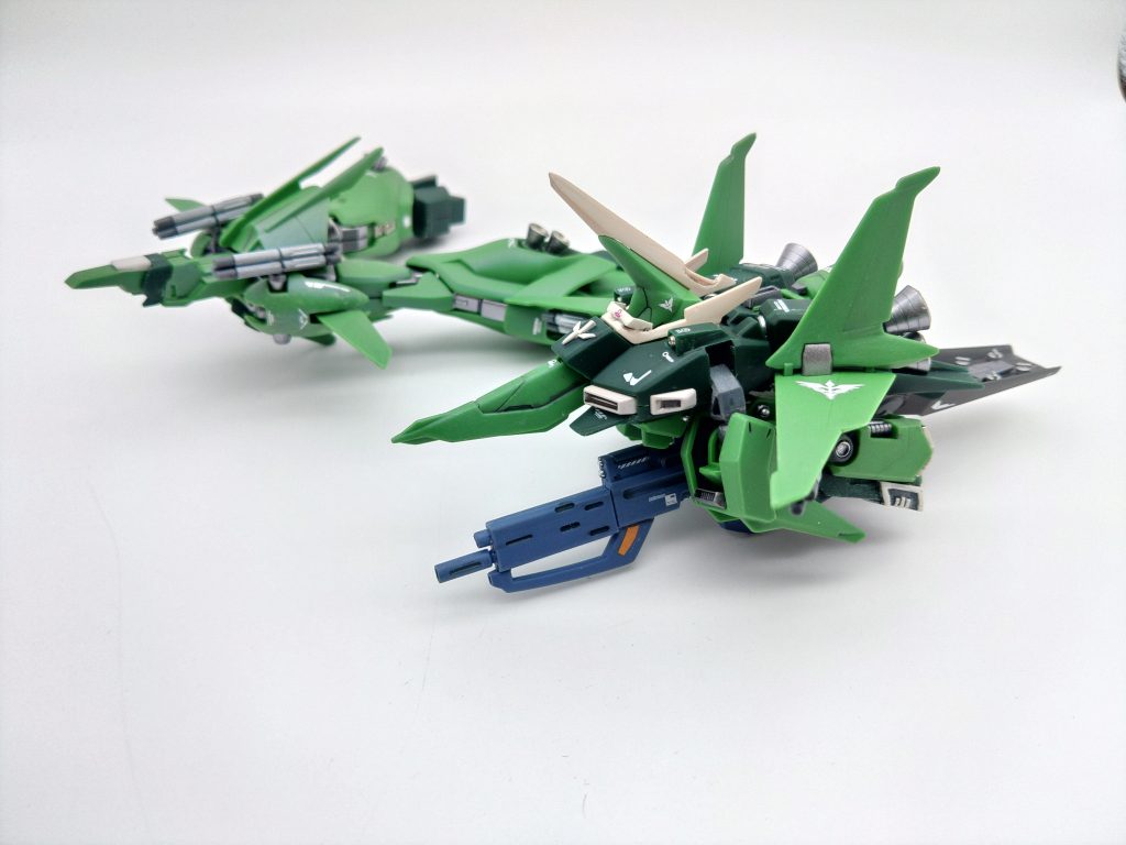 袖付きバウのバウアタッカーとバウナッターアタッカーの肩マシンガンがなかなか良い位置に付いていて、純粋な戦闘力強化を感じさせます。作り足した袖もバッチリ映えますね。並んで展示すると、このあと即撃墜されてしまう劇中描写が思い浮かんでしまいます。