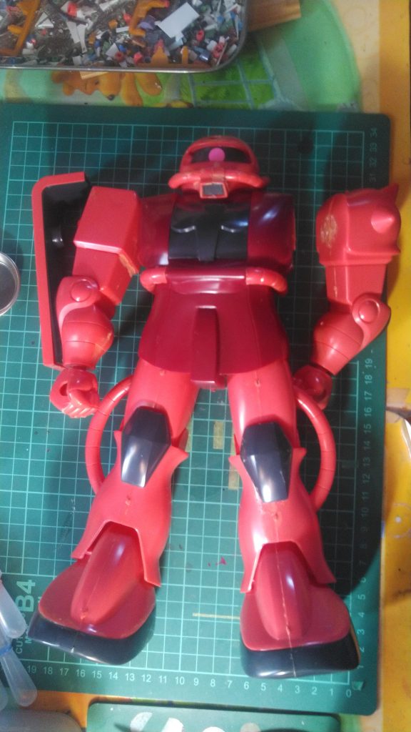 元の状態。肩関節が折れており、二の腕がなぜか接着されて可動不可でした。