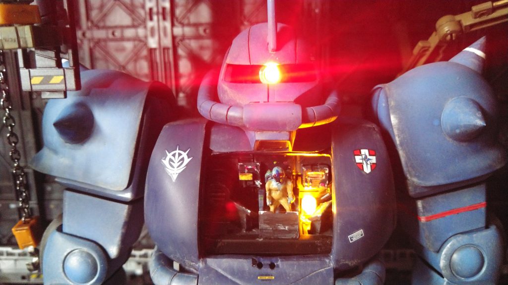 コックピットもモノアイも発光します。