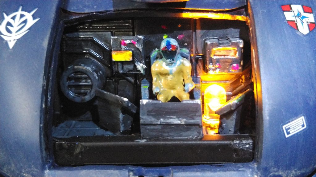 コックピットとランバラルを作成。コックピットは100均山田科学さんの「指令室」を加工してそれっぽく作成。ランバラルはPGガンダムについてくるアムロをレジンで複製の後、レジン追加で体格を良くしてそれっぽく作成しました。