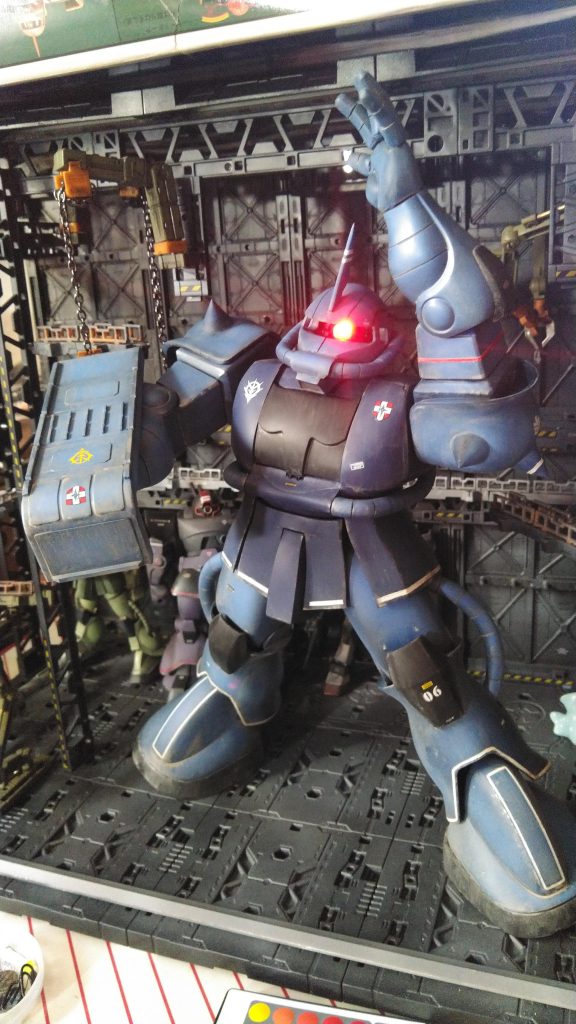 平手は表情が出るように改造。盾は色々貼り付けてディテールアップし、握り手で持てるようにしました。腰部・スカート可動、肩・太もも・足首・首の関節をいじってます。