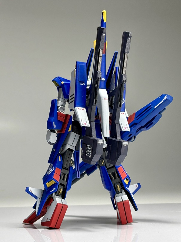 いつものように水性ホビーカラーで筆塗り全塗装。水彩絵の具で墨入れして、デカール貼って艶消しトップコートで仕上げ。白、赤、青、黄色、すべてガンダムカラーです。デカールはすべてガンダムデカールだったはずです。