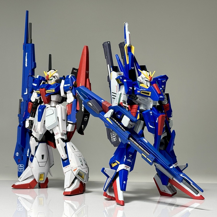 メガ・ビーム・ライフルはキット標準では「外側」から握る構造になってますが、グリップ周りを削り込んだりして、「内側」から握ってポージングの自由度を上げています。また、G.F.F.版っぽく、ビームライフルをメガ・ビーム・ライフルのサイドにマウント。