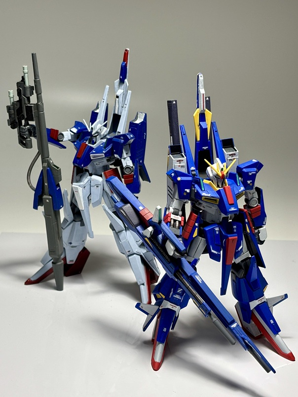 数年前にHG ZIIを小改造、全塗装して作った「V型」とパシャリ。・・・あのころはZIIはあまり好みではなかったんですが、今回ノーマル調で作ってみて、なんだかお気に入りになってしまいました。HGUC ΖII V型 風https://gumpla.jp/hg/783085