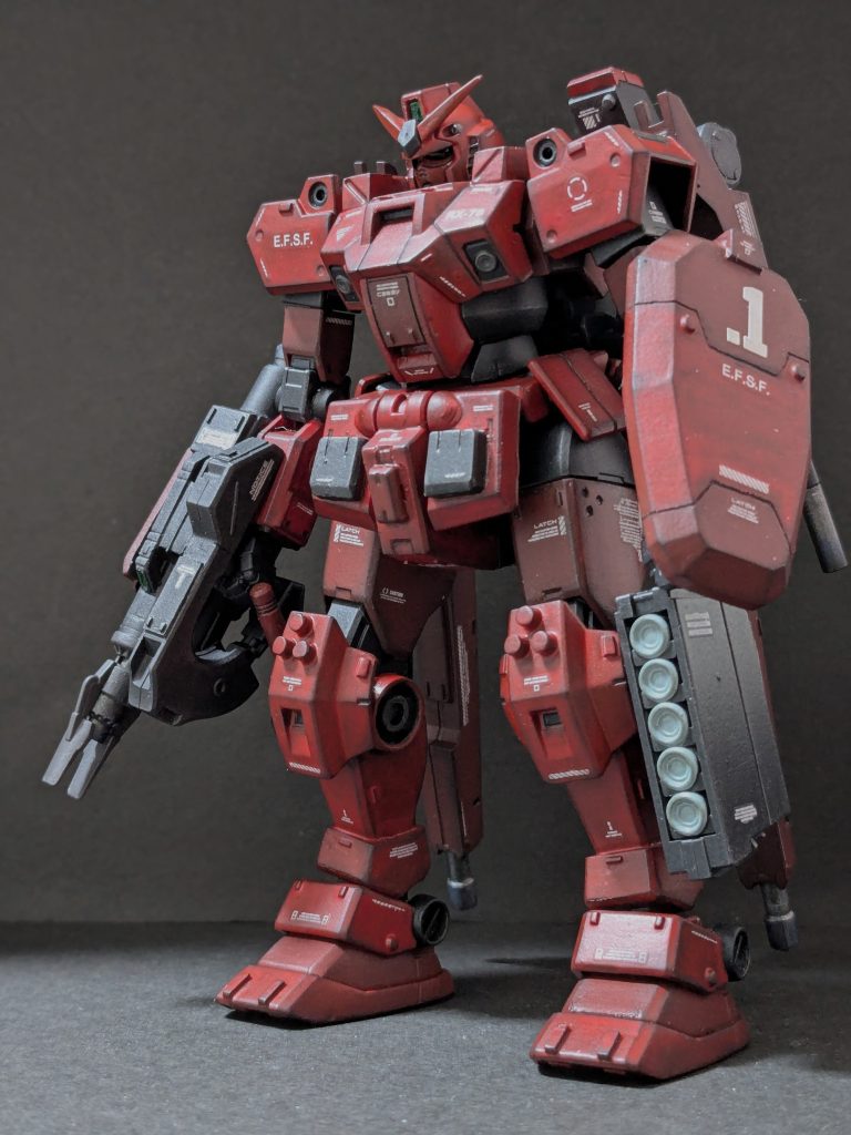 【正面】普段やらないけど今回やってみたことは、主に、ビーム兵器もりもり(いつもは実弾大好き)と、原色の機体色(兵器っぽくないし)です。機体色は、赤塗料の半端在庫を使い切る目的からですので、昨年盛り上がった「赤いガンダム」とは関係ございません。兵装は、右腕部ビームライフル、ビームキャノン(肩)×2、ヴェスパー×2、5連ミサイルポッド、ビームサーベル、頭部バルカン×2です。