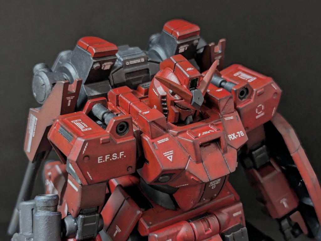 【上半身】頭部はEGガンダムです(1/144のファーストガンダムの中では個人的に一番好き)。塗装は筆塗ですが、ウェザリングマスターでチャチャッとウェザリングをしたら、黒立ち上げ塗装みたいになりました。