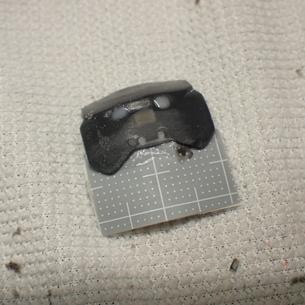 胸部もリバイブザクのものを使い改修。リューターで削り、下部はプラ板で成形しました。