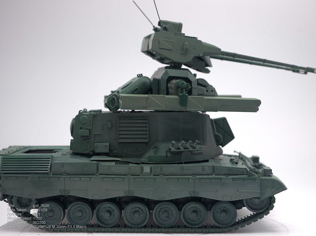 ベースがタミヤの1/35ゲパルトなので実際の大きさは全長35m、全幅13m...。うーんでかいですね。両腕はジョイントがはまりにくいので上下左右向きを入れ替えちゃいました。