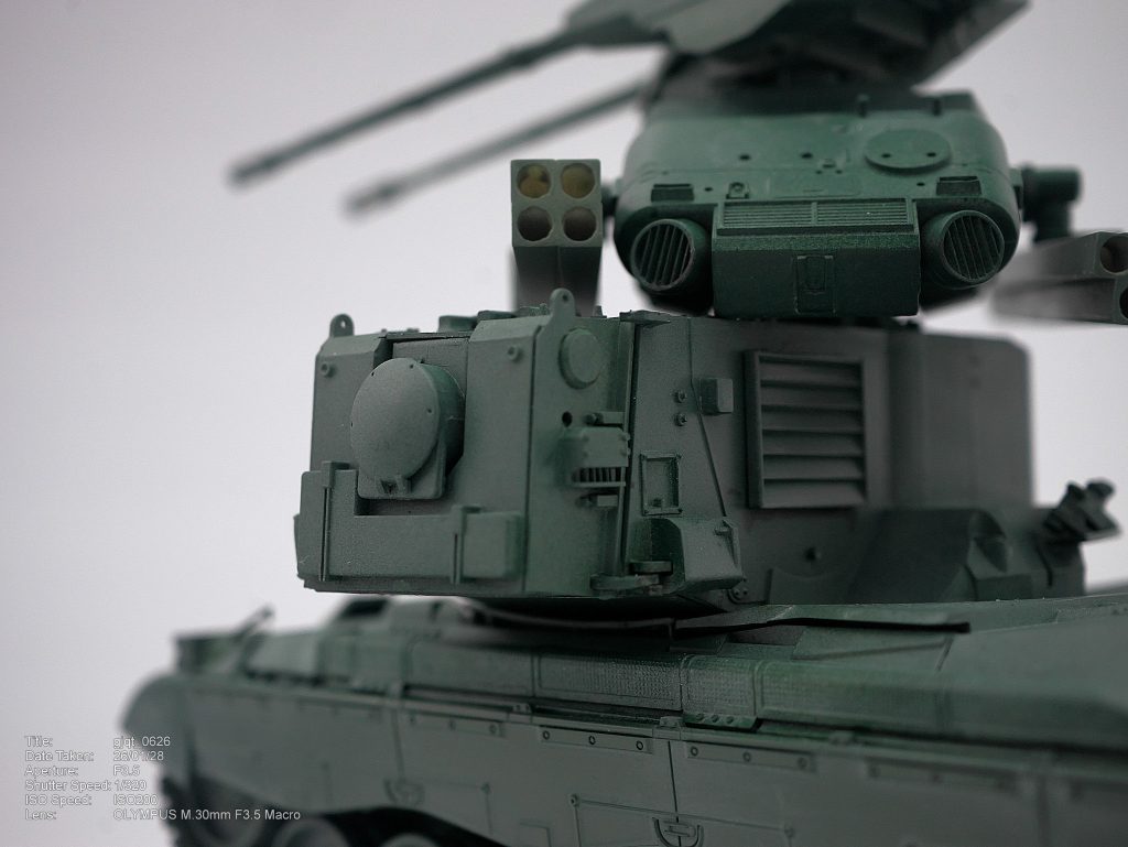 この丸いハッチが胴体の中にある作戦室への入り口です。砲塔と胴体がそれぞれ360℃回転するので、けん制しつついい感じに安全な場所で乗り降りできるのです。おそらく...。