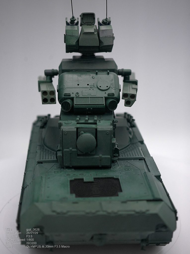 ウェザリングもほぼ初なので何も勝手がわかりません。機体も大きいので筆で塗るには時間がかかる...。数時間の配信中に作業を終えるには長すぎます。ということで工夫してみました。まずMr.ウェザリングカラーを薄め液で2倍希釈しエアブラシで吹き重ねます。1日乾燥させたら、塗装用のスポンジ棒をウェザリングカラー専用うすめ液をつけて、無心で汚れを落として完了です。 ここまでご覧いただきありがとうございました。写真をご覧の方は左下にいろいろと書いてあるのにお気づきでしょうか。これは一眼レフの撮影条件を記録しています。設定が少し面倒ですがRAW形式で撮影したものをSILKYPIX Developer Studio 8 SEで現像してみました。細かな質感まで設定できるのでご興味のある方はぜひRAW形式での撮影を。また次回もいずれ完成できればと思っております。