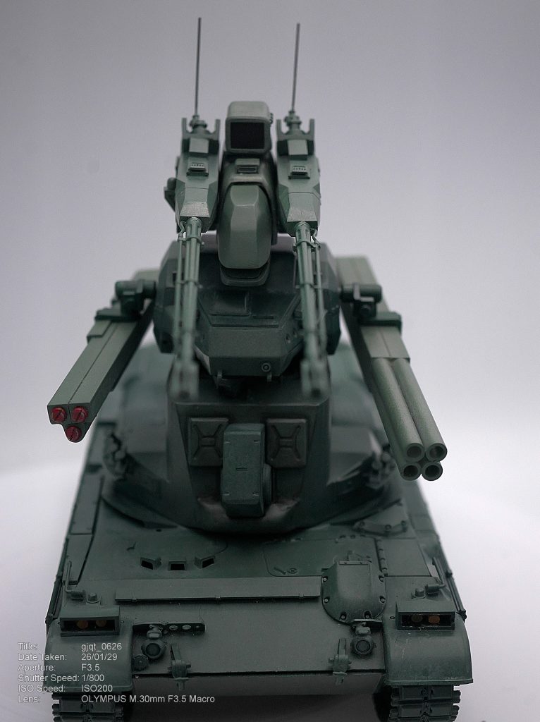 元のどこか愛嬌すら感じるガンタンク2の特徴をどう落とし込もうか悩みました...。結果、あちこちにガンタンク2の意匠を付けることで解決しました。案外、シルエットが似てれば何とかなるもんですね。