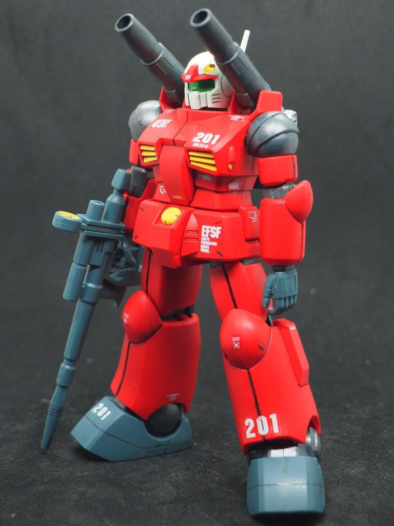 関節は全てマグネットコーティングされていると言う解釈で、焼鉄色で塗装しています、キャノンの砲身はガンメタルで(gundam-kao6)