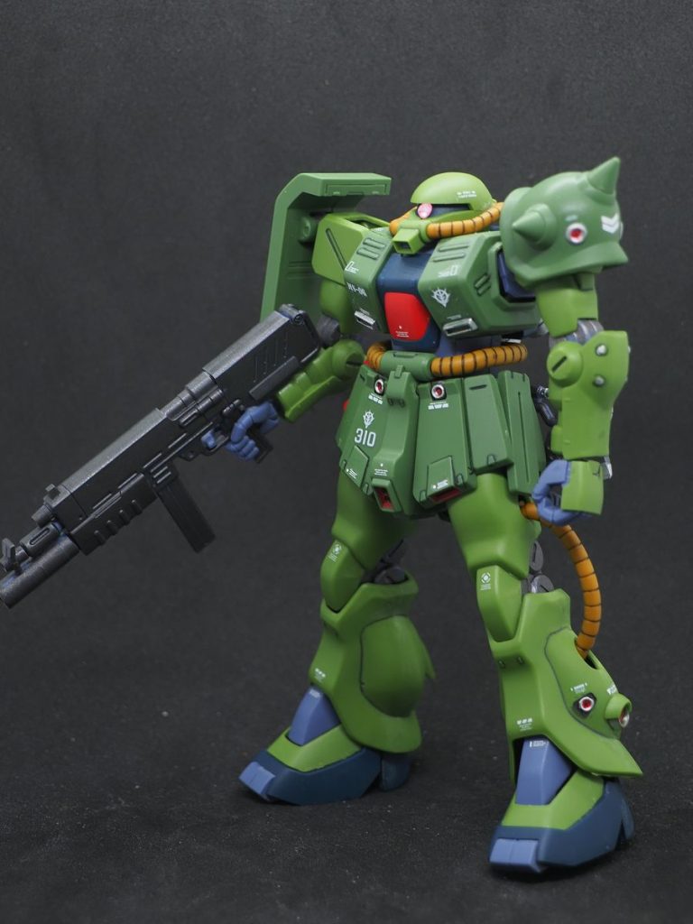 リニューアルは、全ての関節を焼き鉄色で塗装、アポジモーターをジェラルミンで塗装、マシンガンはガンメタル、モノアイは100均のデコシール、デカールは貼り替えています(zaku-kao2)