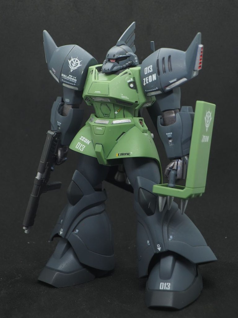 今回した事は、合わせ目消し、排気口？をスーパージェラルミンで塗装、関節を得意の焼き鉄で塗装、デカールの変更＆追加です(zaku-kao5)