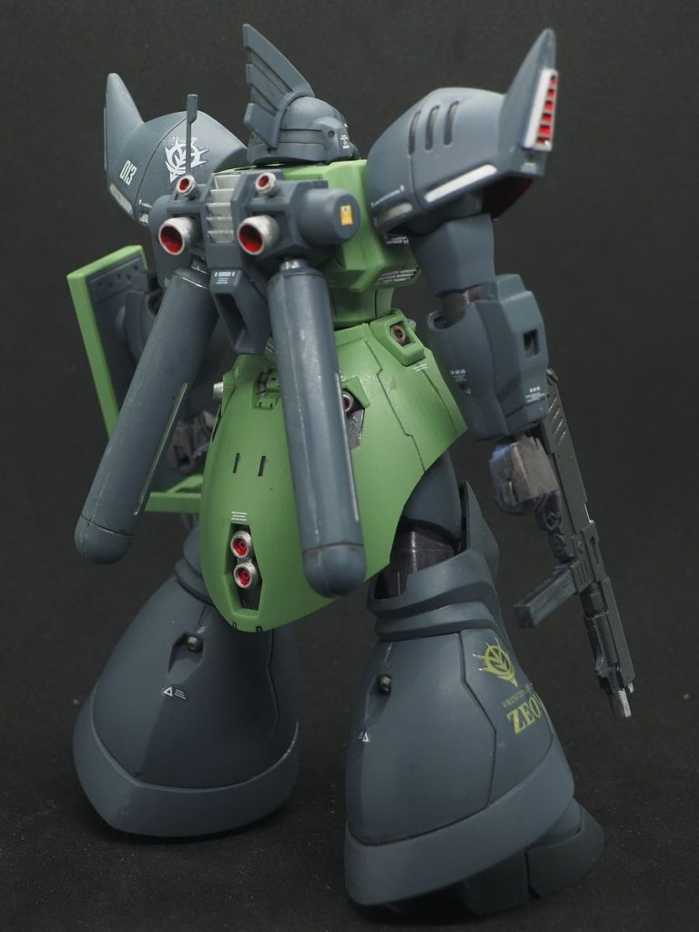 背中は少し華やかになりましたかねぇ(zaku-kao4)