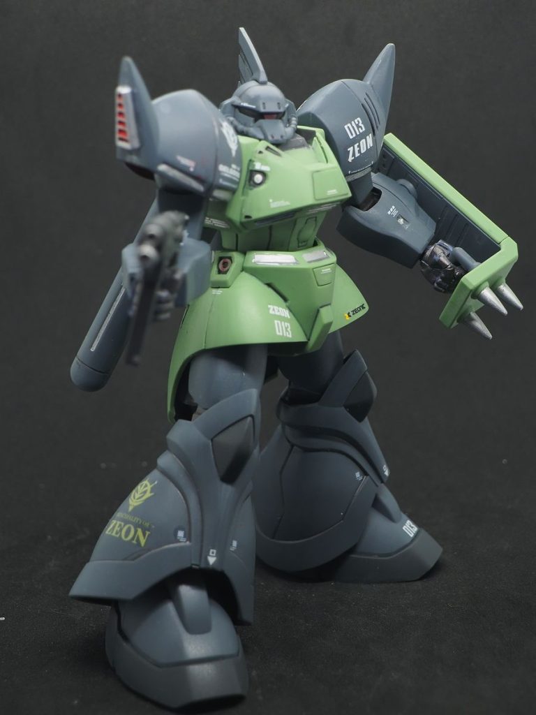 稼働範囲が狭いのでポージングが(zaku-kao4)