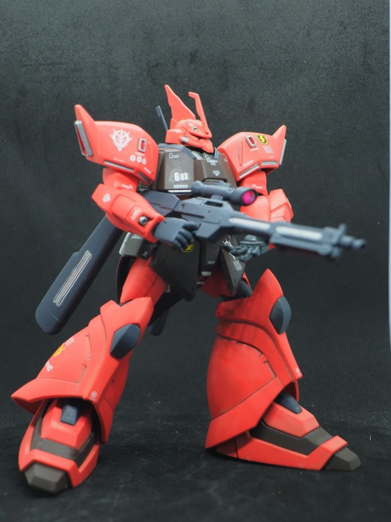 今回も排気口やアポコモーターは、ジェラルミンで塗装、ライフルのスコープには百均のデコシールを埋め込んでいます(zaku-kao5)