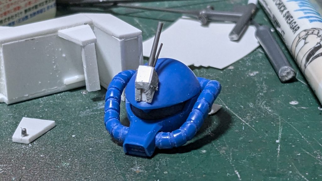 頭：センサー部は１ｍｍプラバン箱組み、アンテナは１ｍｍのアルミ線と0.5ピアノ線です。緑色のキラキラテープ貼りました。モノアイは３ｍｍで刳り貫いて、デコシール埋めました。