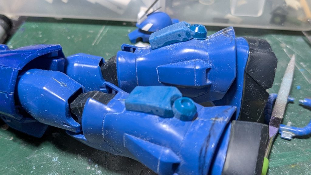 足：水中用ザクの腕を脹脛に貼り付け、追加スラスターに。外側のスラスターにＭＳＧのバーニア追加しました。