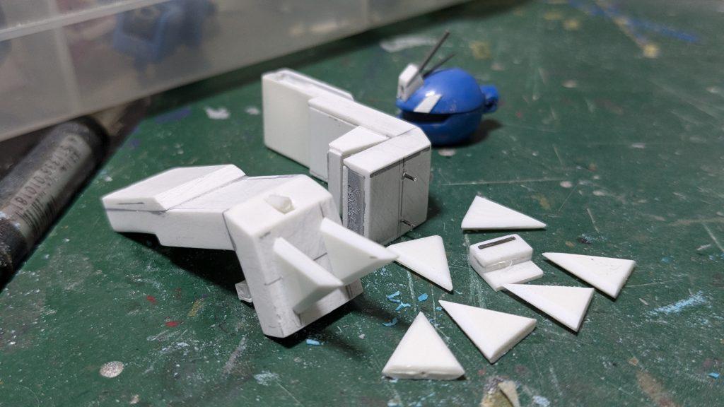 武器：アサルト・ガードはプラバンの箱組み。ヒートナイフは通常と発光状態を作り、ピアノ線で接続して付け変えれる様にしました。