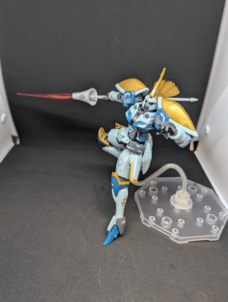 武装はロングビームサーベルのみと非常にシンプル、漫画では全然覚えて無いですが設定状ではビームランチャー的なの持ってた気がしますが付属はしてませんでした。大量に余剰パーツが余る中、リーオーの武器類が組めるという事もなかったのはちょっと残念。