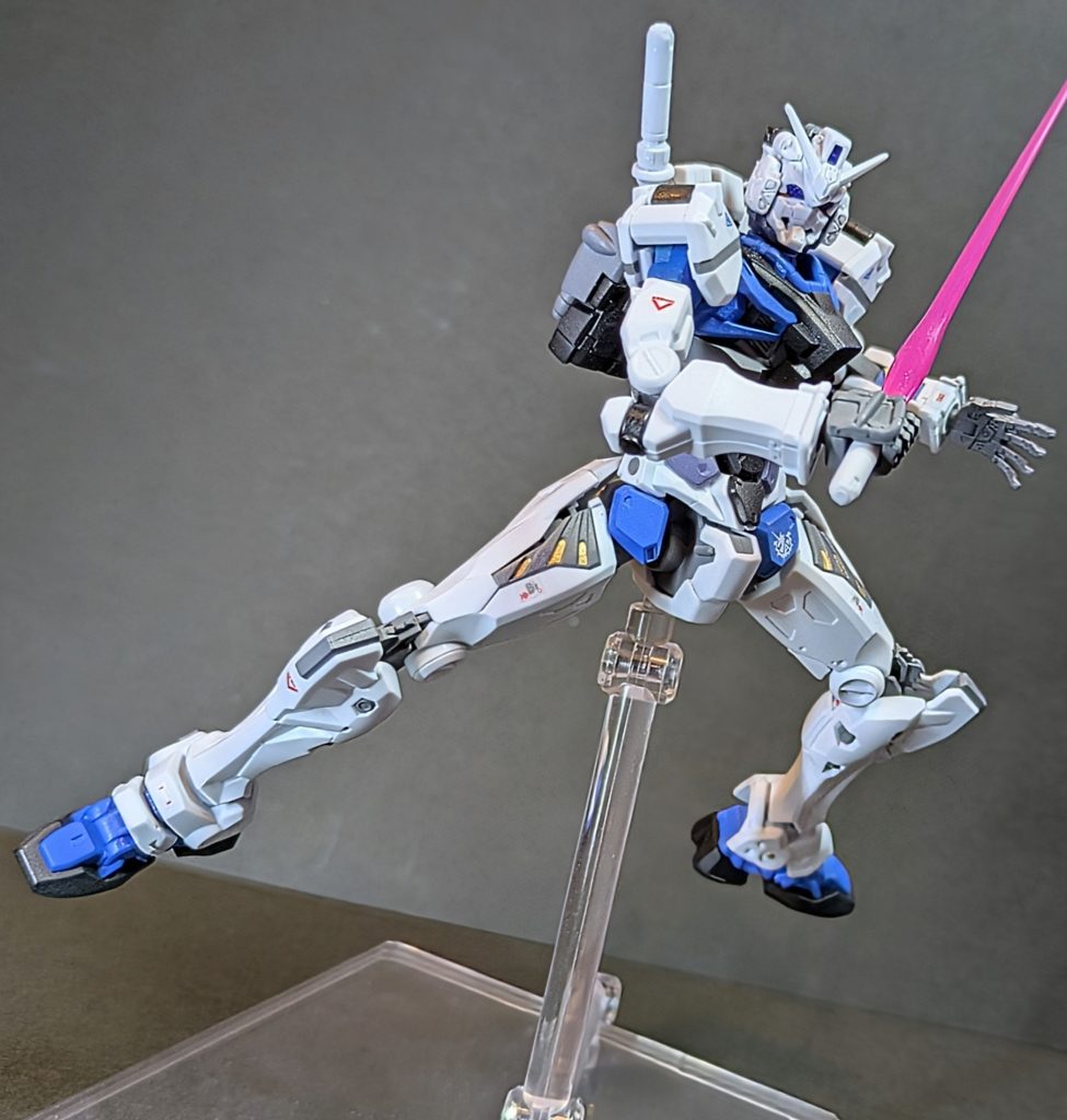 ビームサーベルのエフェクトパーツが長く、若干薄いピンクで機体にマッチして気がします