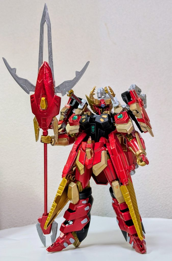 「貴様の圧倒的な『性能』に私は心奪われた…」「この気持ち、まさしく愛だ！！」正面から。どうしてもアナザーコンに出したくて完成を焦り、塗装が少し雑になってしまいました。反省…ブラックナイト＋EGのグラスフェザー＋戦国アストレイの肩パーツを組み合わせて制作。肩はムリヤリ挟み込んでいるのであまり動かせず良く取れますｗ磁石を組み込んだ方がスマートだったかな？今度試してみようと思います。