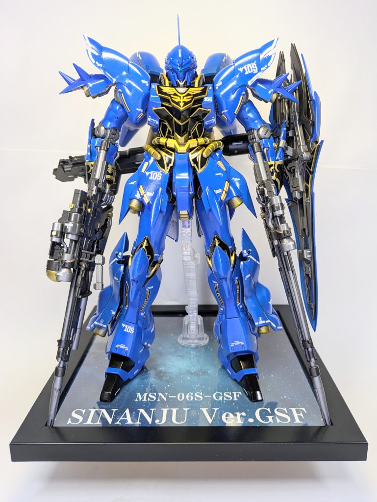 前面主にパーツ注文でビームライフルをもう一丁注文して二丁持ちにし、カメラアイの電飾、全塗装です。シナンジュは装甲がピカピカというイメージでメタリック塗装でピカピカにしたんですが、公式画像の福岡シナンジュの色からは離れて青さが強くなってしまいました･･･。もっとくすんだ水色にしたかったです。あと、タイミングが合えばベース福岡のコンペに出せるようにいつもの台座も準備しました。