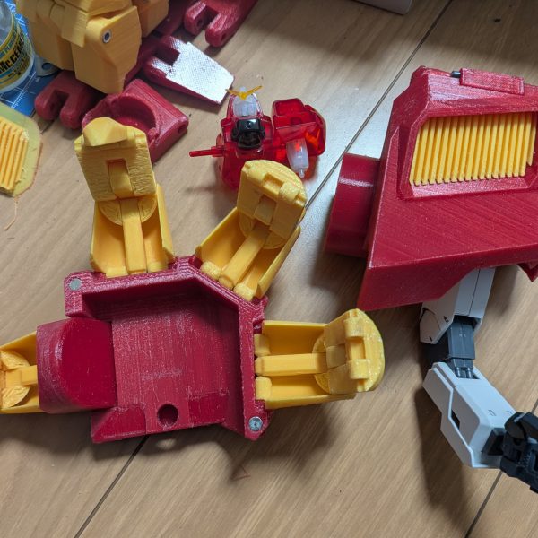 正月ですが、遠出も出来ずヒマなのでずっとアタマとウデのモデリングしながら、肩からウデにかけて印刷してます。アタマはシャイニングガンダムを流用するか悩みましたが、結局モデリングに逃げました😅ウデは1/60の何かのジャンクをベースに印刷した部品被せて、関節作る手間を省きます。（4枚目）